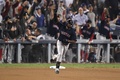 18MLB、ワールドシリーズ（7回戦制）第3戦、ロサンゼルス・ドジャース対ボストン・レッドソックス。8回に本塁打を放って喜ぶボストン・レッドソックスのジャッキー・ブラッドリー・ジュニア（2018年10月26日撮影）。(c)Kevork Djansezian/Getty Images/AFP