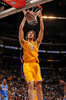 デンバー・ナゲッツ戦でダンクシュートを決めるロサンゼルス・レイカーズのパウ・ガソル（%%Pau Gasol%%）。（2008年11月21日撮影）(c)AFP/Getty Images/NBAE/Andrew D. Bernstein