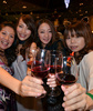 仏ブルゴーニュ（Burgundy）地方ボジョレー（Beaujolais）地区産の新酒ワイン、「ボジョレー・ヌーボー（Beaujolais Nouveau）」が15日午前0時に解禁された。今年は天候不順でぶどうが不作だっために生産量が少なく、日本の輸入量も減る見込みだという。(c)AFP

写真は都内でボジョレー・ヌーボーの解禁を祝う女性たち（2012年11月15日撮影）。(c)AFP/Yoshikazu TSUNO