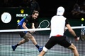 男子テニス、パリ・マスターズ、シングルス2回戦。リターンを打つダニール・メドベージェフ（2023年11月1日撮影）。(c)JULIEN DE ROSA / AFP