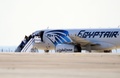キプロス・ラルナカのラルナカ国際空港で、エジプト航空のエアバスA320型機から降りる乗客たち（2016年3月29日撮影）。(c)AFP/GEORGE MICHAEL