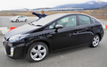 【4月3日 AFP】トヨタ自動車（%%Toyota Motor%%）は3日、静岡県駿東郡小山町の富士スピードウェイ（%%Fuji Speedway%%）で行ったハイブリッド車「プリウス」新型版の試作車走行を、報道陣に公開した。

　また、大量生産車としては世界最高燃費となるガソリン１リットル当たり38キロの走行距離を、新型「プリウス」が達成したと発表した。

　トヨタは、1.8リットルエンジンと出力を増強したモーターを搭載した新型「プリウス」を、第3世代ハイブリッド車と位置づけている。新型「プリウス」の店頭発売は5月の予定。

　写真は、報道陣が試乗するトヨタのハイブリッド車「プリウス」の新型試作車（2009年4月3日撮影）。(c)AFP/Toru YAMANAKA