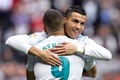 17-18スペイン1部リーグ第13節、レアル・マドリード対マラガ。得点を決めたカリム・ベンゼマ（手前）を祝福するレアル・マドリードのクリスティアーノ・ロナウド（2017年11月25日撮影）。(c)AFP/GABRIEL BOUYS