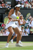 テニス、ウィンブルドン選手権（The Championships Wimbledon 2013）は6日、女子ダブルス決勝が行われ、謝淑薇（Su-Wei Hsieh）/彭帥（Shuai Peng）組が7-6、6-1でアシュリー・バーティ（Ashleigh Barty）/ケーシー・デラクア（Casey Dellacqua）組に勝利し、優勝を果たした。

リターンを打つ謝淑薇（2013年7月6日撮影）。(c)AFP/GLYN KIRK