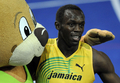 第12回世界陸上ベルリン大会（%%12th IAAF World Championships in Athletics Berlin%%）男子4×100メートルリレー決勝。ジャマイカが37秒31の大会新記録で優勝した。37秒62でトリニダード・トバゴが2位に、38秒02で英国が3位に入った。日本は38秒30で4位に入り、惜しくもメダル獲得を逃した。

　ウサイン・ボルト（%%Usain Bolt%%）は、第3走者としてジャマイカの金メダル獲得に貢献し、%%北京五輪%%に続き世界選手権でも短距離（100メートル、200メートル、4×100メートルリレー）3冠に輝いた。写真は優勝を果たし、大会公式マスコットのベルリーノ（Berlino）と喜ぶウサイン・ボルト（右）。（2009年8月22日撮影）(c)AFP/DDP/THOMAS LOHNES