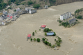 中国・四川大地震により四川（Sichuan）省北川（Beichuan）県の唐家山（Tangjiashan）にできた巨大な「せき止め湖」（2008年6月10日撮影）。(c)AFP/LIU Jin