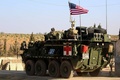シリア北部マンビジ近郊の村を走る米軍の装甲車（2017年3月5日撮影、資料写真）。(c)AFP PHOTO / DELIL SOULEIMAN