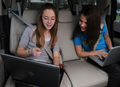 米フォード・モーター（Ford Motor）のボイスコントロール＆インフォテインメントシステムの「SYNC」（シンク）を使う少女たち（2009年12月21日撮影）。(c)AFP/FORD MOTOR COMPANY