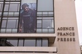 フランス・パリにあるAFP通信社本社ビルの外壁に掲げられた同社ジャーナリストのアルマン・ソルディン氏の写真（2023年5月14日撮影）。(c)Thomas SAMSON / AFP
