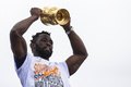 ラグビーW杯日本大会を制した南アフリカの優勝パレードでトロフィーを掲げるシヤ・コリシ（2019年11月10日撮影）。(c)Wikus DE WET / AFP