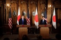 東京・元赤坂の迎賓館で、共同記者会見に臨む安倍晋三首相（右）とドナルド・トランプ米大統領（2017年11月6日撮影）。(c)AFP/Kiyoshi Ota