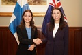 ニュージーランド・オークランドでの会談で握手を交わすジャシンダ・アーダーン首相（右）とフィンランドのサンナ・マリン首相（2022年11月30日撮影）。(c)Diego OPATOWSKI / AFP