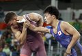 2016年のリオデジャネイロ五輪、レスリング・グレコローマン男子59キロ級決勝で、太田忍（右）と対戦したキューバのイスマエル・ボレロモリナ（2016年8月14日撮影）。(c)Jack GUEZ/ AFP