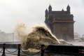 インド西部ムンバイのインド門近くに打ち寄せる波（2021年5月17日撮影）。(c)Sujit Jaiswal / AFP