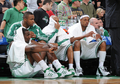 08-09NBA東カンファレンスプレーオフ準決勝、ボストン・セルティックス（%%Boston Celtics%%）対オーランド・マジック（%%Orlando Magic%%）第7戦。試合はマジックが101-82でセルティックスを下し、対戦成績を4勝3敗としてカンファレンス決勝に進出した。写真はベンチで試合終了を迎えたセルティックスのグレン・デイビス（%%Glen Davis%%）、ステフォン・マーブリー（%%Stephon Marbury%%）、ポール・ピアース（%%Paul Pierce%%）、ケンドリック・パーキンス（%%Kendrick Perkins%%）。（2009年5月17日撮影）(c)AFP/Getty Images/NBAE/Brian Babineau