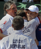 男子テニス、国別対抗戦のデビスカップ（Davis Cup 2012）は16日、ワールドグループ準決勝がアルゼンチンのブエノスアイレス（Buenos Aires）で行われ、アルゼンチンとの対戦成績を3勝1敗としたチェコが決勝に進出した。

チェコのトマス・ベルディハ（Tomas Berdych）は第4試合のシングルスでアルゼンチンのカルロス・ベルロク（Carlos Berlocq）を6-3、6-3、6-4で下した。

試合に勝利し、チームメイトから祝福されるトマス・ベルディハ（2012年9月16日撮影）。(c)AFP/ALEJANDRO PAGNI