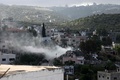 パレスチナ自治区ヨルダン川西岸地区北西部のトルカレム近郊で、イスラエル軍に爆破された建物から立ち上る煙（2024年5月4日撮影）。(c)JAAFAR ASHTIYEH / AFP