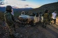 メキシコ・ソノラ州の山岳地帯で襲撃されたモルモン教徒の家族が乗っていた車（2019年11月5日撮影）。(c)STRINGER / AFP
