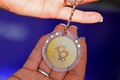 ビットコインのキーホルダー。エルサルバドルの首都サンサルバドルで開催されたラテン・ビットコイン会議で（2021年11月18日撮影、資料写真）。(c)Sthanly ESTRADA / AFP