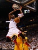 13-14NBAプレーオフ・イースタンカンファレンス決勝（7回戦制）第6戦、マイアミ・ヒート（Miami Heat）対インディアナ・ペイサーズ（Indiana Pacers）。ダンクシュートを決めるマイアミ・ヒートのクリス・ボッシュ（Chris Bosh、2014年5月30日撮影）。(c)AFP/Getty Images/Mike Ehrmann
