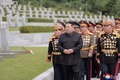 北朝鮮の平壌で、朝鮮戦争の「戦勝記念日」に合わせて戦没者墓地を訪れる金正恩総書記。朝鮮中央通信（KCNA）提供（2022年7月27日撮影、28日公開）。(c)AFP PHOTO/KCNA VIA KNS