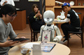 来客の注文を取るロボット「オリヒメディー」（2018年11月26日撮影）。(c)AFPBB News/Yoko Akiyoshi