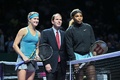 女子テニス、WTAツアー選手権（BNP Paribas WTA Championships - Singapore 2014）4日目。試合前の写真撮影に臨むユージェニー・ブシャール（Eugenie Bouchard、左）とセレーナ・ウィリアムス（Serena Williams、右、2014年10月23日撮影）。(c)AFP/ROSLAN RAHMAN
