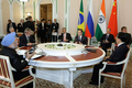 ロシア中部エカテリンブルク（Yekaterinburg）で、ブラジル、ロシア、インド、中国の新興4か国（BRICs）初の首脳会議に臨む各国首脳ら（2009年6月16日撮影）。(c)AFP/RIA NOVOSTI/KREMLIN/VLADIMIR RODIONOV