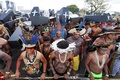 ブラジルの首都ブラジリアで、権利の拡大を求めるデモに参加する先住民（2017年4月25日撮影）。(c)AFP/EVARISTO SA