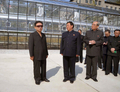 北朝鮮の江原道(Kangwon)元山（Wonsan）にある元山農業大学（Wonsan University of Agriculture）を視察する金正日（キム・ジョンイル、Kim Jong-Il）総書記（左、撮影日不明、2009年4月27日提供）。(c)AFP/KCNA via KNS