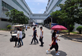 中国広東省深セン（Shenzhen）にある台湾系大手電子機器メーカー、富士康科技集団（フォックスコン、Foxconn）の工場の構内を歩く従業員ら（2010年5月26日撮影）。(c)AFP/VOISHMEL