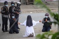 ミャンマー北部カチン州ミッチーナで、警官にデモ参加者を傷つけないよう嘆願する修道女のアン・ローズ・ヌ・タウンさん。ミッチーナ・ニュースジャーナル提供（2021年3月8日撮影、9日提供）。(c)AFP PHOTO / Myitkyina News Journal