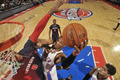 14-15NBA、デトロイト・ピストンズ（Detroit Pistons）対オクラホマシティ・サンダー（Oklahoma City Thunder）。シュートを決めるオクラホマシティ・サンダーのラッセル・ウェストブルック（Russell Westbrook、2014年12月7日撮影）。(c)AFP/Getty Images/NBAE/Allen Einstei