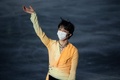 世界フィギュアスケート国別対抗戦、エキシビションで観客に手を振る羽生結弦（2021年4月18日撮影）。(c)Philip FONG / AFP