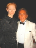 ヴェネチアで開催されたファッションデザイナーのヴァレンティノ・ ガラヴァーニ（Valentino Garavani）を追ったドキュメンタリー作品『Valentino: The Last Emperor』の上映アフターパーティーに登場した女優のティルダ・スウィントン（Tilda Swinton）とヴァレンティノ本人（2008年8月28日撮影）。(c)Fashion Week Daily