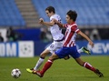 サッカー欧州チャンピオンズリーグ2013-14（UEFA Champions League 2013-14）グループG第4節、アトレティコ・マドリード（Atletico de Madrid）対オーストリア・ウィーン（Austria Vienna）。オーストリア ・ウィーンのファビアン・コッホ（Fabian Koch、左）とボールを競るアトレティコ・マドリードのオリベル・トーレス（Oliver Torres、2013年11月6日撮影）。(c)AFP/PIERRE-PHILIPPE MARCOU