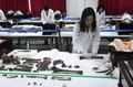 韓国の首都ソウルの西方に位置する仁川で、朝鮮戦争で亡くなった中国軍兵士の遺骨の引き渡し式を控え、机上に並べられる遺骨（2018年3月26日撮影）。(c)AFP PHOTO / Jung Yeon-je