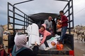 パレスチナ自治区ガザ地区南部ラファで、避難に向けてトラックに家財を積む人（2024年5月13日撮影）。(c)AFP