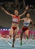 第17回アジア競技大会（17th Asian Games、Asiad）陸上女子100メートルハードル決勝。優勝した呉水嬌（Wu Shujiao、左）と3着の木村文子（Ayako Kimura、2014年10月1日撮影）。(c)AFP/MANAN VATSYAYANA