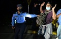 ホンジュラスから米国を目指す中、グアテマラ国境沿いの町エルフロリドで、警察官に止められた移民（2021年1月15日撮影）。(c)Orlando SIERRA / AFP