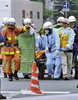 東京・秋葉原で通り魔に刺された人をストレッチャーで運ぶ救急隊員たち（2008年6月8日撮影）。(c)AFP/Yoshikazu TSUNO