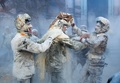 スペイン南東部イビで開催された軍服姿の参加者たちが小麦粉や生卵をかけあう毎年恒例の祭り「エルス・エンファリナッツ」の様子（2019年12月28日撮影）。(c)AFP/JAIME REINA