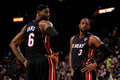 12-13NBAは6日、各地で試合が行われ、マイアミ・ヒート（Miami Heat）は97-96でオーランド・マジック（Orlando Magic）に辛勝し、連勝を16に伸ばした。

コートで立ち並ぶマイアミ・ヒートのレブロン・ジェームズ（LeBron James）とドウェイン・ウェイド（Dwyane Wade、2013年3月6日撮影）。(c)AFP/Getty Images/Chris Trotman