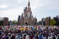 千葉県浦安市にある東京ディズニーランド（Tokyo Disneyland）が15日、開園30周年を迎えた。園内で開かれた記念セレモニーにはミッキーマウス（Mickey Mouse）やクマのプーさん（Winnie-the-Pooh）ら、おなじみの人気キャラクターたちが続々登場し、詰めかけた1万5000人のファンたちと喜びを分かち合った。

1983年に開園した東京ディズニーランドは現在、隣接する東京ディズニーシー（Tokyo DisneySea）とともに、「東京ディズニーリゾート（Tokyo Disney Resort）」として年間2500万人の来園者を集める国内有数の人気スポットとなっている。アジア各地からの観光客も多く、開園以来の総来園者数は日本の人口の4倍を超える5億6700万人に上る。

写真は記念セレモニーの様子（2013年4月15日撮影）。(c)AFP/Yoshikazu TSUNO