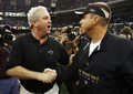 写真は試合終了後、セインツのショーン・ペイトン（%%Sean Payton%%）ヘッドコーチ（右）と握手を交すパンサーズのジョン・フォックス（%%John Fox%%）ヘッドコーチ。(c)AFP/Getty Images Chris Graythen