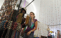 ケニアの首都ナイロビ（Nairobi）で開催された「ナイロビ・ファッション・マーケット（Nairobi Fashion Market）」に訪れたゲスト（2011年3月5日撮影）。（c）AFP/SIMON MAINA