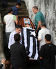 ブラジル・リオデジャネイロ（Rio de Janeiro）で行われた、大西洋上で墜落したエールフランス航空AF447便の客室チーフLucas Gagliano氏の葬儀で運ばれる同氏の遺体を収めたひつぎ（2009年6月25日撮影）。(c)AFP/VANDERLEI ALMEIDA