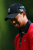 男子ゴルフ米国ツアーのフェデックス・カップ（FedEx Cup 2013）プレーオフ第2戦、ドイツ銀行選手権（Deutsche Bank Championship 2013）最終日。14番でパーパットを外し、険しい表情を見せるタイガー・ウッズ（Tiger Woods、2013年9月2日撮影）。(c)AFP/Getty Images/Andy Lyons