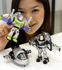 都内・タカラトミー（Tomy）本社で展示された形の変わるロボット玩具「トランスフォーマー ディズニーレーベル」の「バズ・ライトイヤー・スペースシップ」（2010年6月28日撮影）。(c)AFP/Yoshikazu TSUNO
