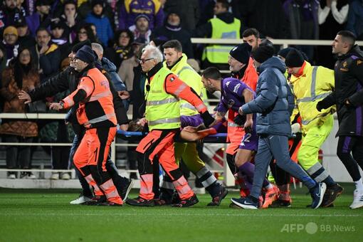 試合中に倒れたフィオレンティーナMF、意識あり会話も クラブ